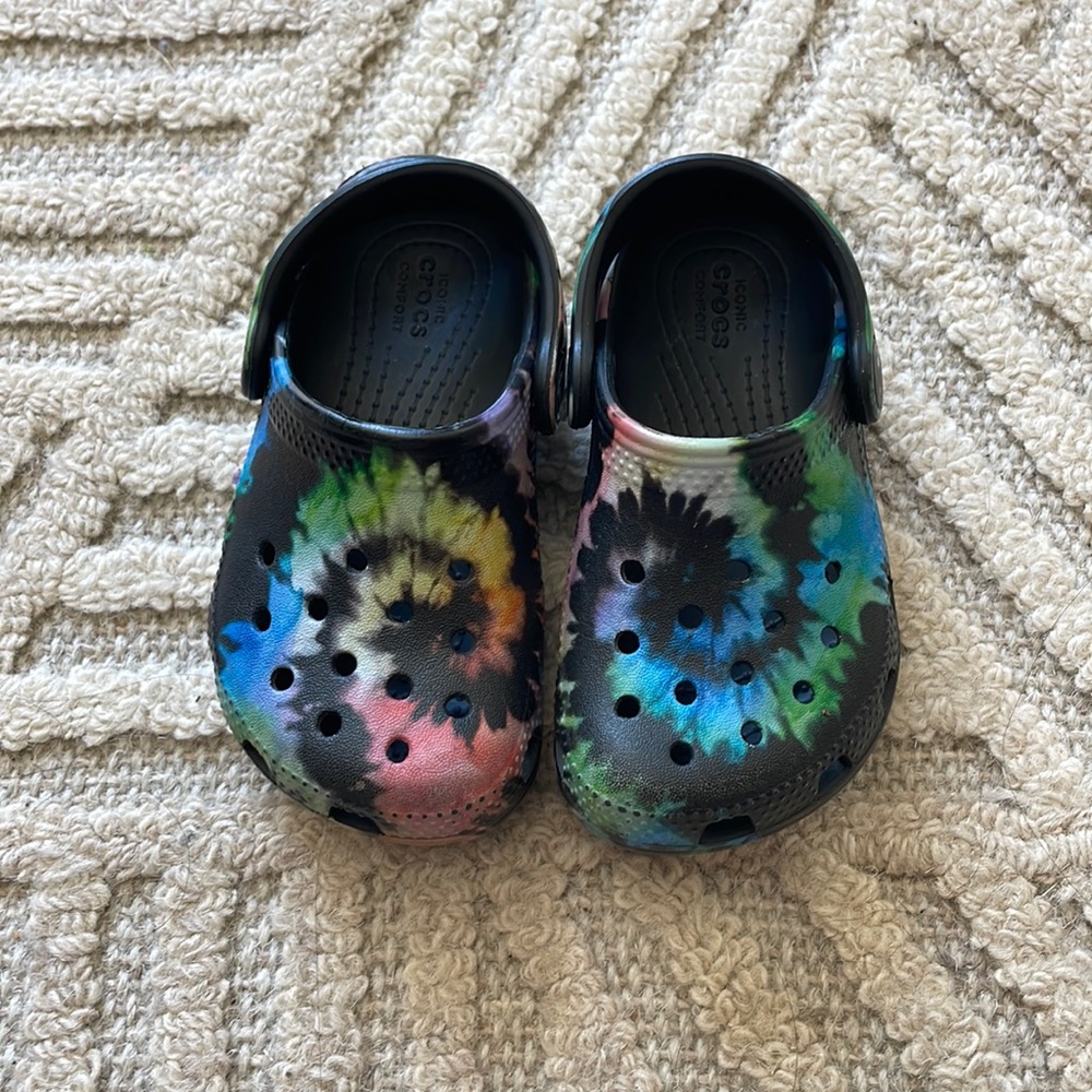 Crocs tie dye toddler size 7